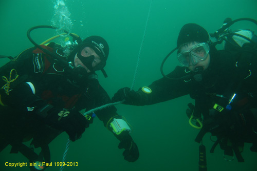 Divers on shotline