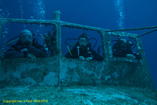 P31 Divers look out